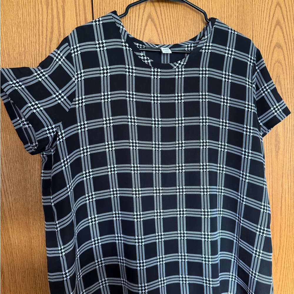 Old Navy Boxy Black and White Short Sleeve Tee